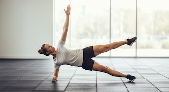 Una mujer de unos 30