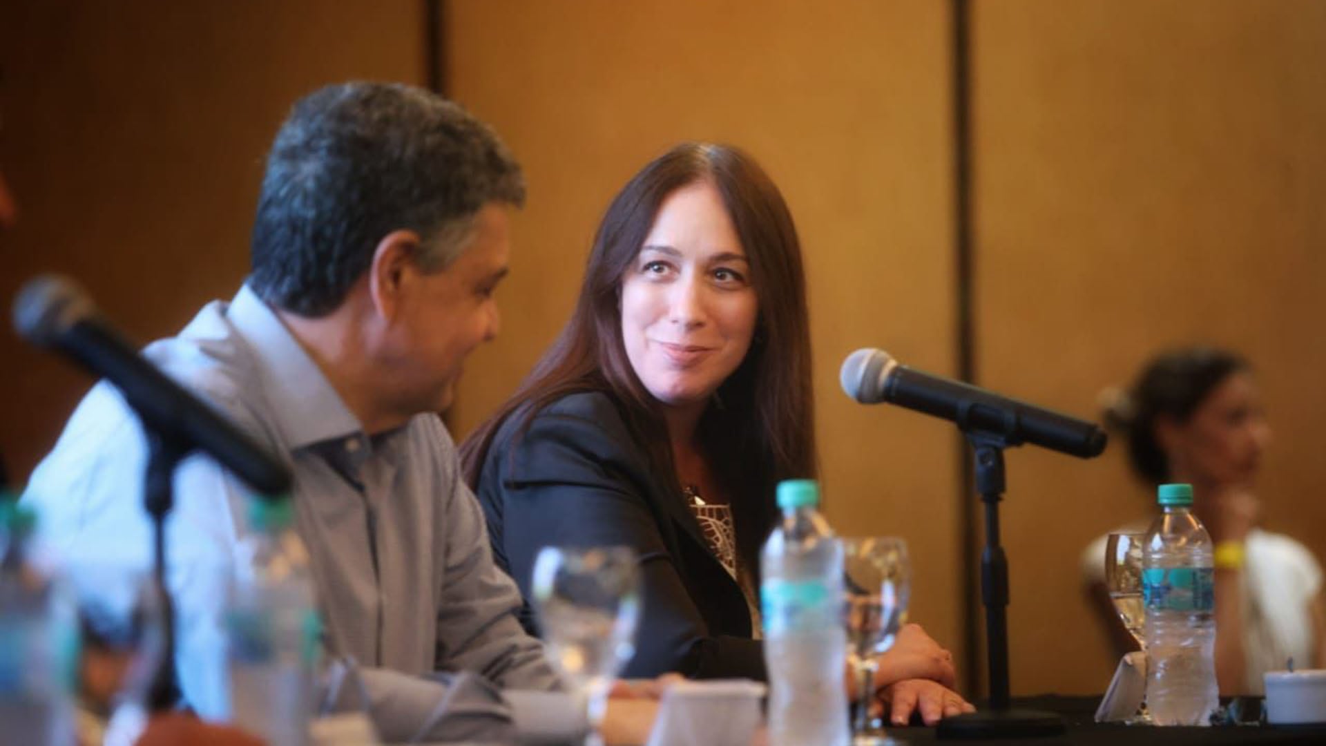 María Eugenia Vidal de frente, Jorge Macri de perfil