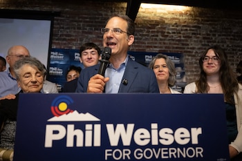 El fiscal general Phil Weiser habla durante una fiesta de seguimiento de resultados electorales de su campaña a gobernador, el martes 30 de junio de 2026, en Denver. (Timothy Hurst/The Denver Post vía AP)