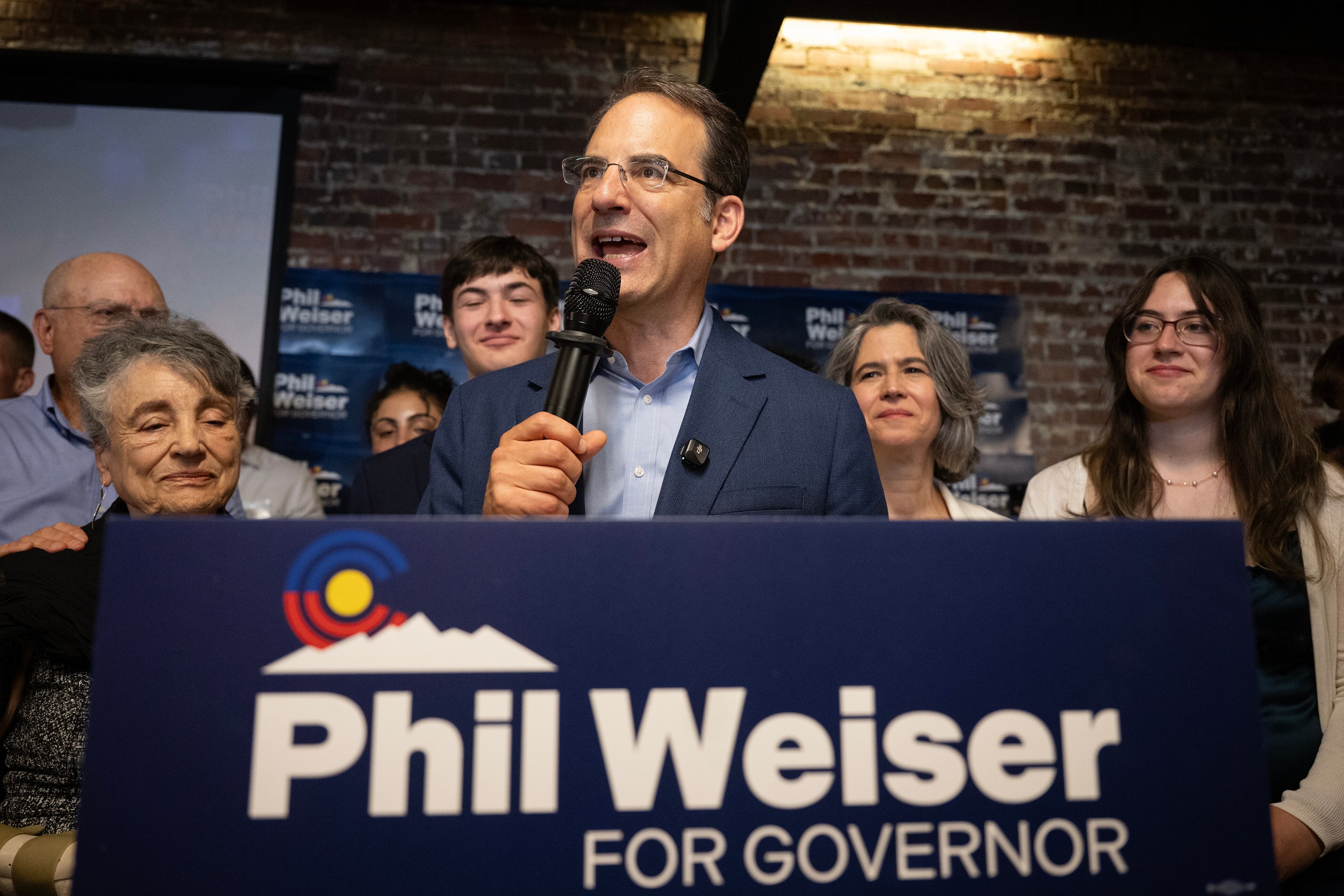 El fiscal general Phil Weiser habla durante una fiesta de seguimiento de resultados electorales de su campaña a gobernador, el martes 30 de junio de 2026, en Denver. (Timothy Hurst/The Denver Post vía AP)