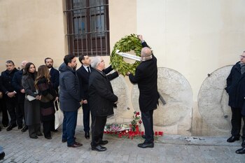 30/01/2023 El presidente de la junta de Andalucía, Juanma Moreno (3d) junto a el alcalde de Sevilla (d) y el presidente de la Fundación Jiménez-Becerrila, Alberto Jiménez-Becerril García (4d) colocan una corona de laurel donde se produjo el asesinato a 30 de enero de 2023 en Sevilla, (Andalucía, España). El presidente de la junta de Andalucía, Juanma Moreno, asiste a los actos de homenaje al teniente de alcalde del Ayuntamiento de Sevilla Alberto Jiménez-Becerril y a la procuradora Ascensión García Ortiz, de cuyo asesinato a manos de la banda terrorista ETA se cumplen 25 años. A su termino hace una ofrenda floral ante la lápida situada en el lugar del atentado.
POLITICA
Francisco J. Olmo