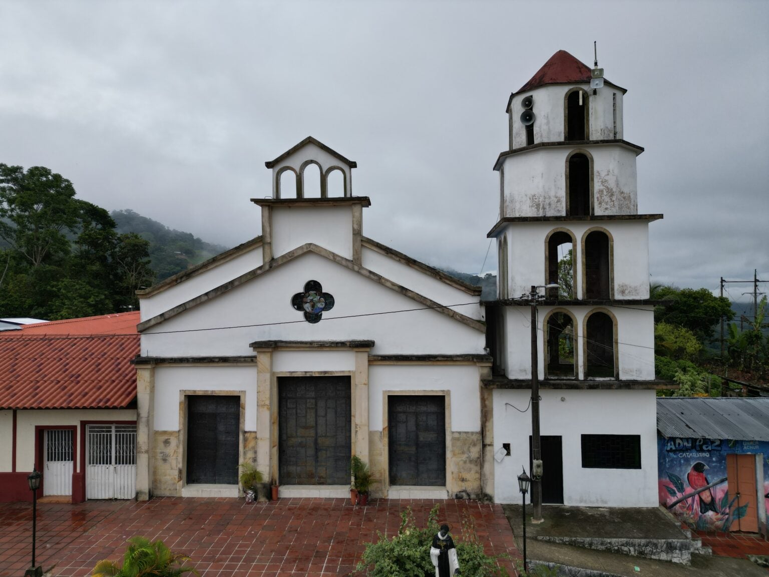 Explosivos dañan iglesia y vivienda en zona rural de Sardinata