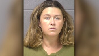 Estremecedor caso en Illinois: acusan a una madre de matar a su hijo de 2 años, hallado ahorcado en el sótano