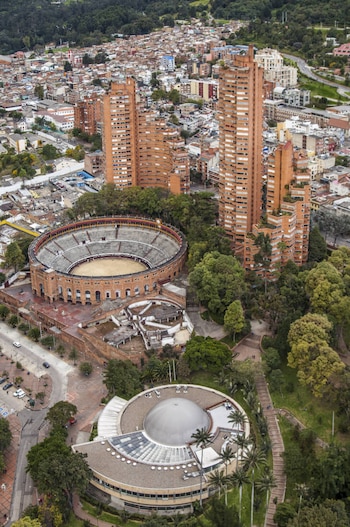 La polémica por la remodelación no autorizada en una obra de Rogelio Salmona generó críticas y cuestionamientos sobre la responsabilidad que implica habitar un inmueble con valor histórico en Bogotá - crédito Margarita Mejía / Torres del Parque