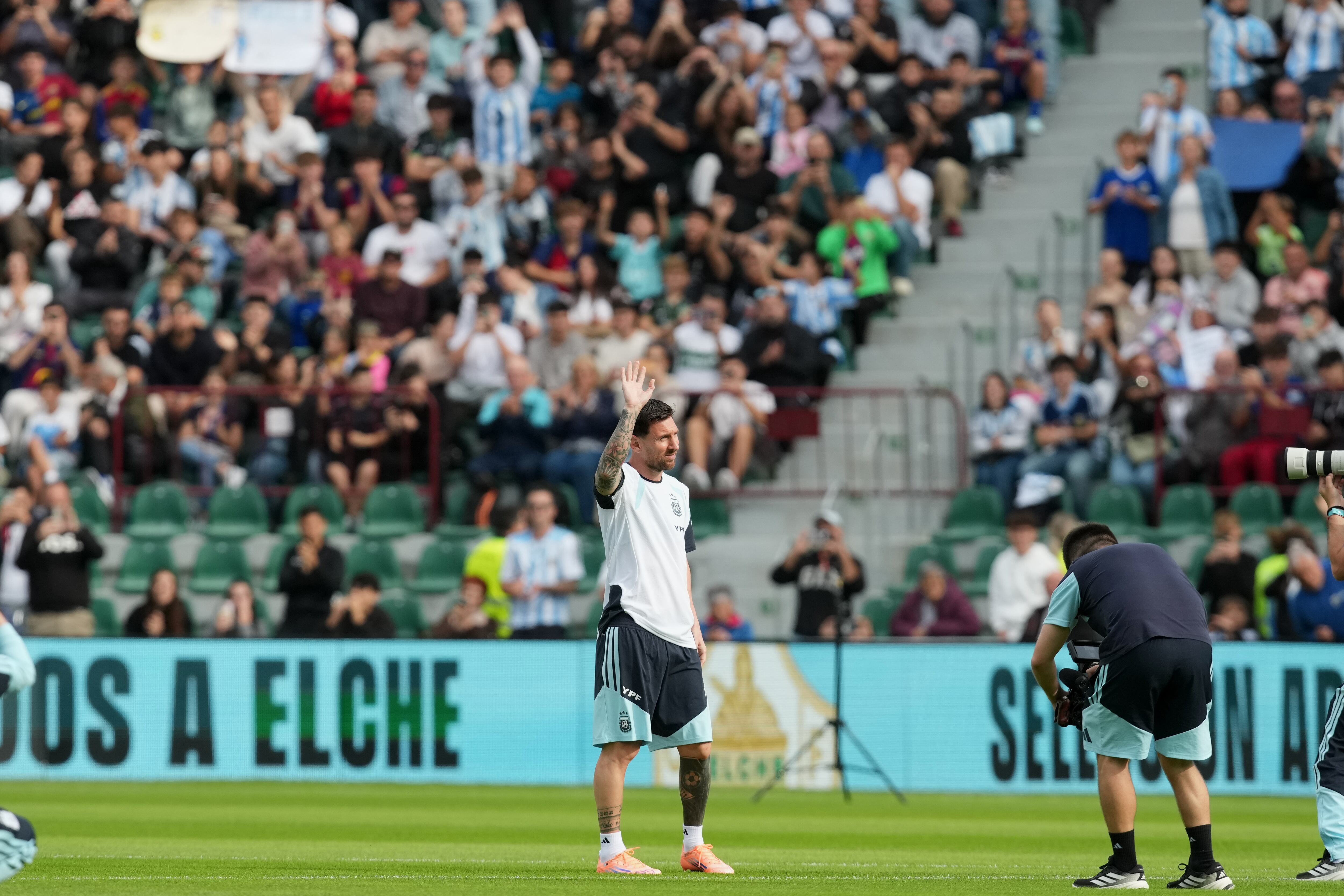 El astro rosarino le agradece el público en el estadio del Elche (AP Photo/Alberto Saiz)