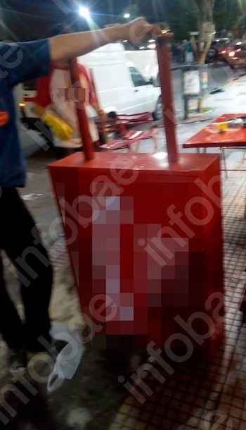 Caminaba por la vereda, le cayó encima el cartel de una pizzería y la Justicia condenó al local a pagarle $27 millones