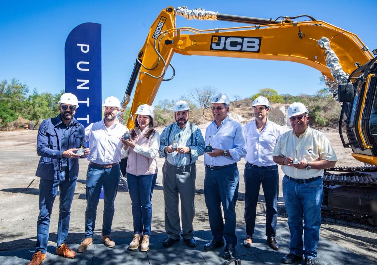 Representantes de Punto y Amena Comalapa celebran la colocación de la primera piedra del proyecto habitacional en San Juan Talpa, La Paz Oeste, marcando el inicio de una nueva fase de desarrollo. (Secretaría de Prensa de la Presidencia de El Salvador)