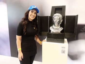 Lalalli Senna con la escultura que hizo de su tío