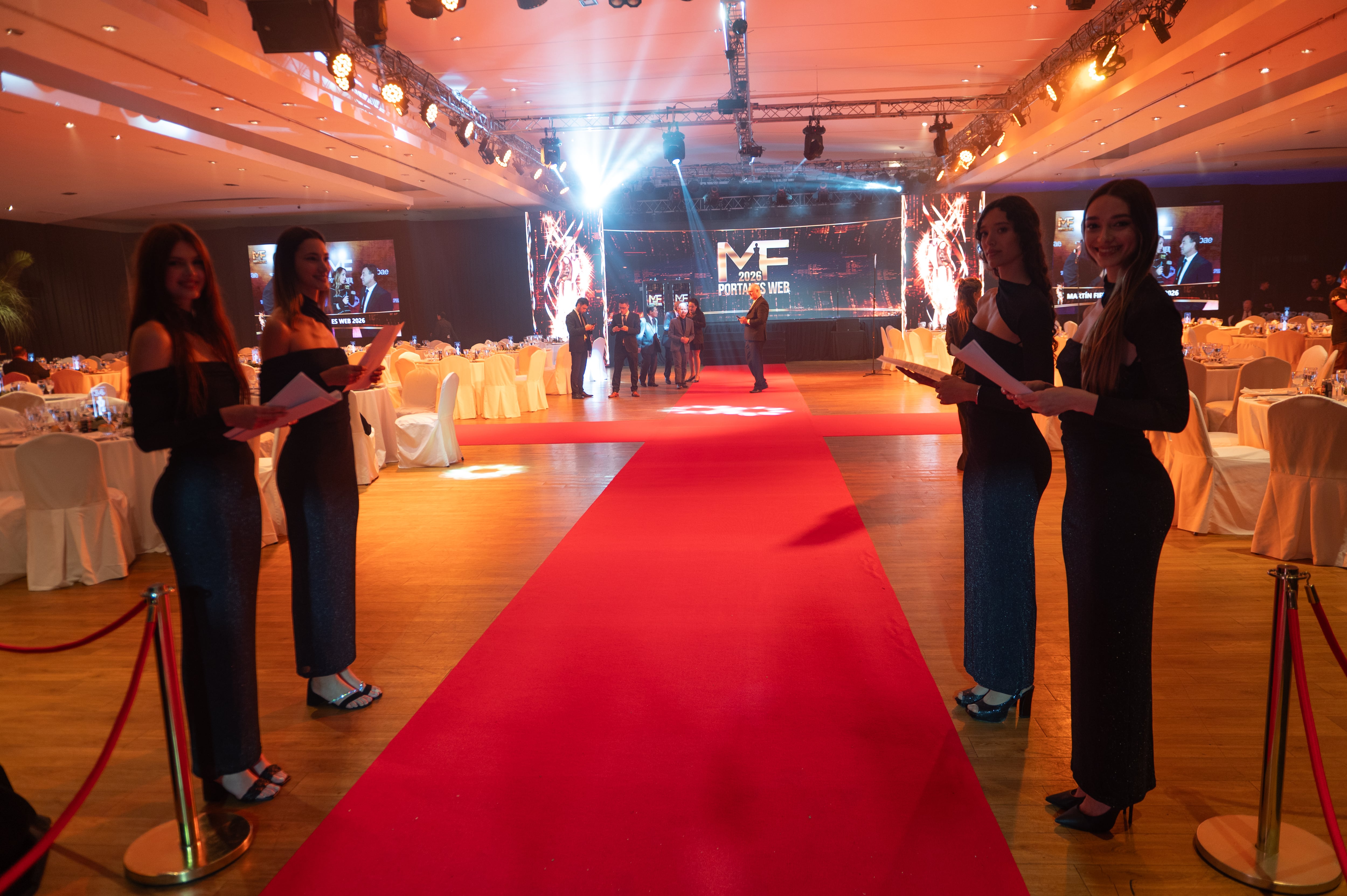 La alfombra roja de los Martín Fierro de Portales Web 2026 recibió a los invitados con el personal de protocolo y la cobertura previa de Paula Varela y Guido Záffora