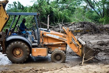 CHILPANCINGO, GUERRERO. 25OCTUBRE2023.- Por más de 10 horas, la Autopista del Sol quedo cerrada por los deslaves que ocasionaron las lluvias de la Tormenta Tropical ‘Otis’, la cual toco tierra siendo Huracán categoría 5 y alcanzo vientos de hasta 300 kilómetros por hora y que al llegar a las costas de Guerrero bajo a categoría 1, para posteriormente degradarse a tormenta, causando múltiples afectaciones.
A escasos kilómetros de la Caseta de ‘La Venta’, el deslave de tierra y agua, arrastro también piedras y arboles desde sus raíces, alcanzando poco más de un metro de altura, lo que impidió que los automovilistas llegarán al puerto o continuarán sus caminos hacia alguna de las dos costas del estado. En el lugar, fueron los miembros del ejercito mexicano quienes, con el plan DN-III-E, comenzaron con los trabajos de remoción del lodo acumulado en el kilometro 360 de la Autopista del Sol.
FOTO: DASSAEV TÉLLEZ/CUARTOSCURO.COM