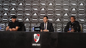 Lo que no se vio de la despedida de Coudet en River: los presentes y el abrazo del final