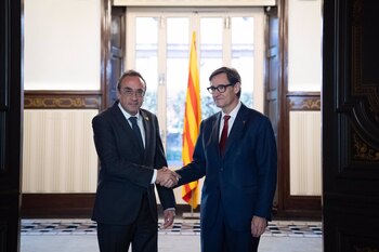 Josep Rull y Salvador Illa se saludan a su llegada a la primera reunión de la ronda de consultas, en el Parlament de Catalunya. (David Zorrakino, Europa Press)