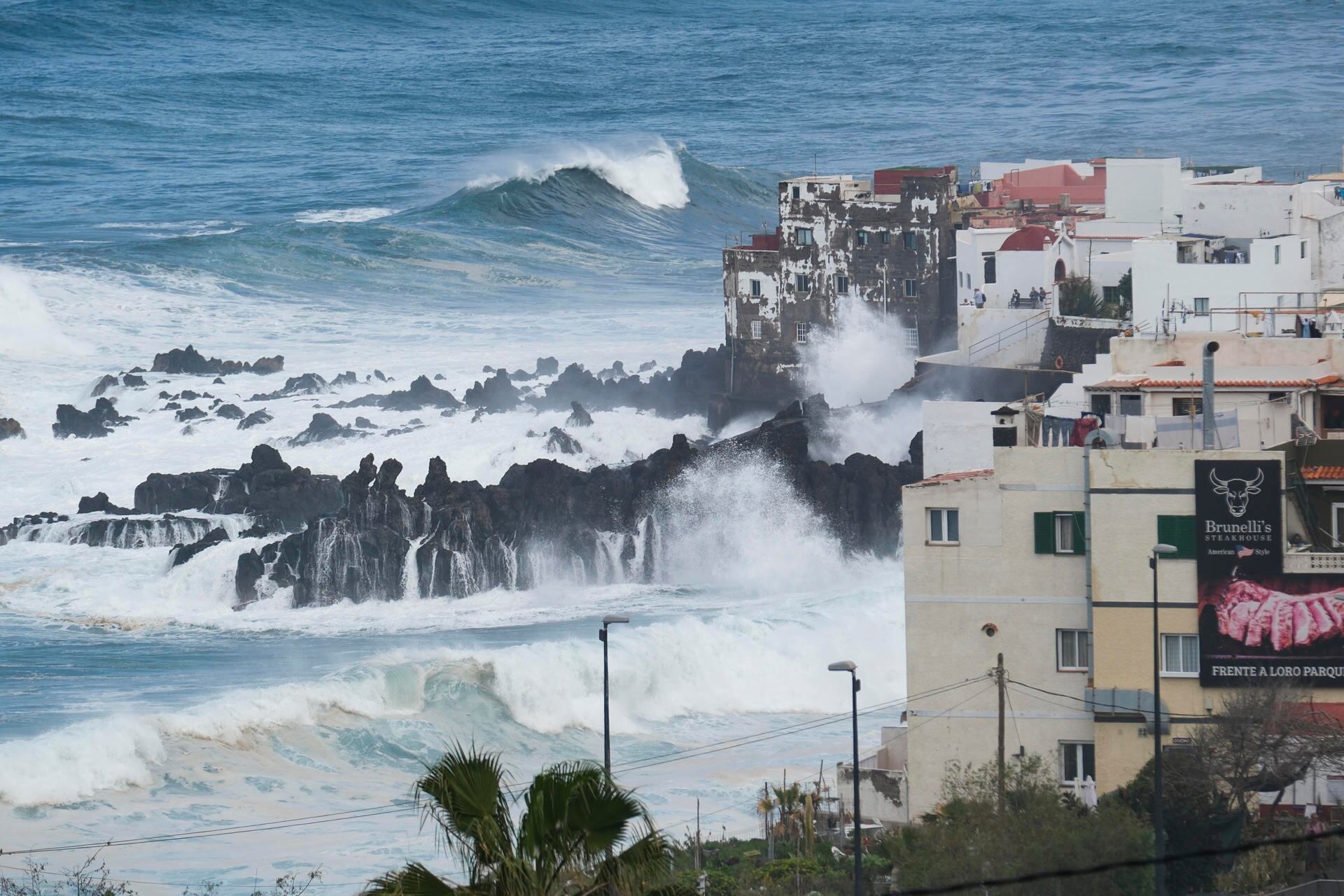 Fuerte oleaje en Tenerife (EFE)