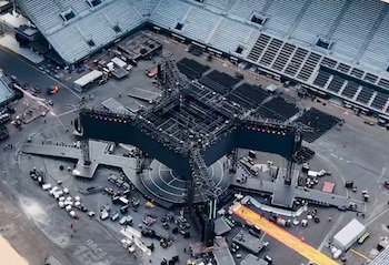 La estructura metálica del escenario central permitirá una visualización uniforme y una interacción más cercana entre los miembros de BTS y el ARMY. (Foto: X/ConcertDrone)