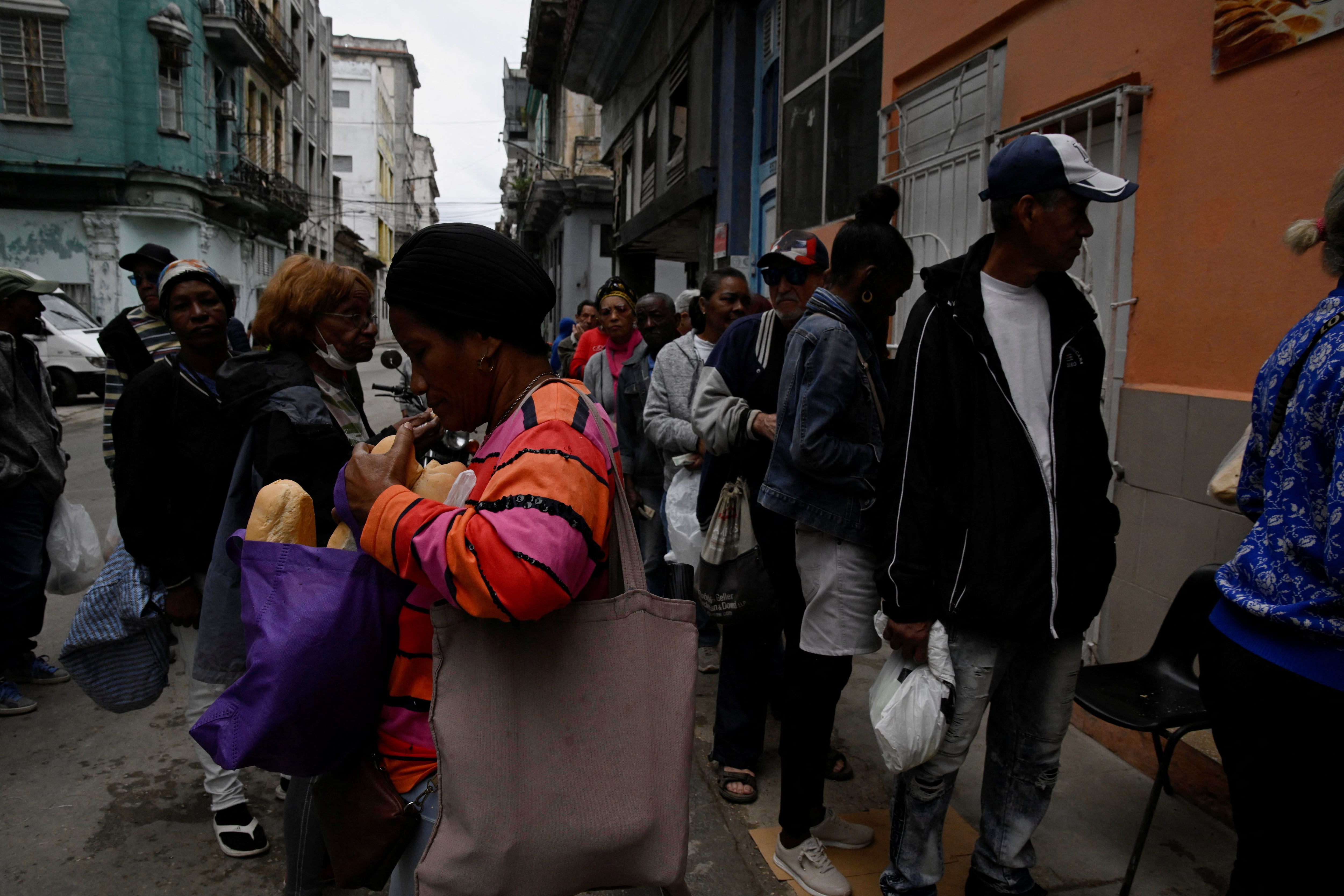 La gente hace fila para comprar pan en La Habana, mientras los cubanos de todos los estratos sociales se preparan para sobrevivir en medio de prolongados apagones y precios desorbitados de alimentos, combustible y transporte, al tiempo que Estados Unidos aumenta la presión sobre la nación comunista, en Cuba, 30 de enero de 2026. REUTERS/Norlys Pérez