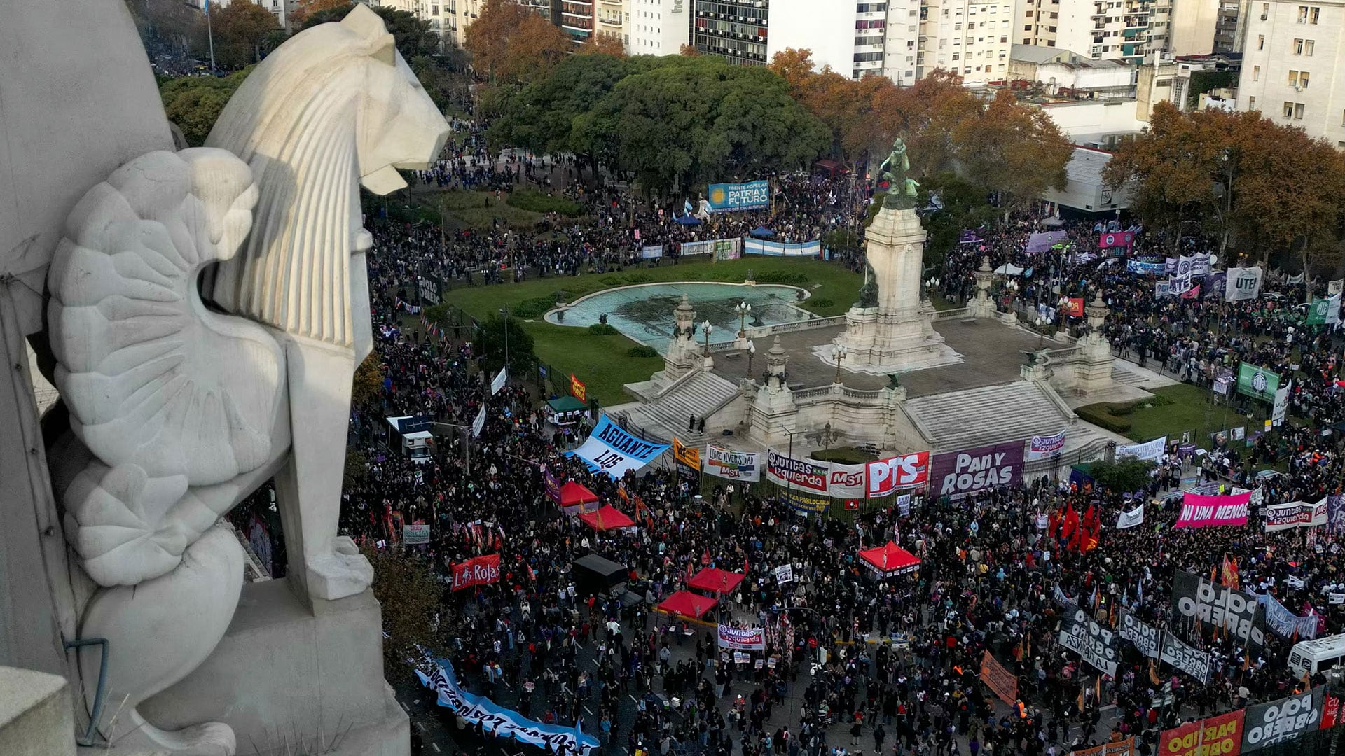 El documento vinculó la violencia de género con el deterioro de las condiciones de vida, el debilitamiento de políticas públicas nacionales y la legitimación de discursos de odio (Photo by Luis ROBAYO / AFP)