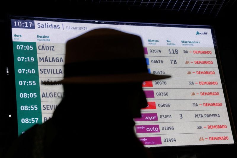 Un tablero electrónico muestra información sobre retrasos mientras los pasajeros esperan a que se les dé acceso a sus trenes después de que se robaran varios cables de una línea de tren de alta velocidad entre Madrid y Andalucía, en la estación de Atocha en Madrid, España. 5 de mayo de 2025. REUTERS/Susana Vera