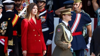 La infanta Sofía confirma su combinación favorita en el 12 de octubre: traje oversize y zapatos planos en su reencuentro con la familia real