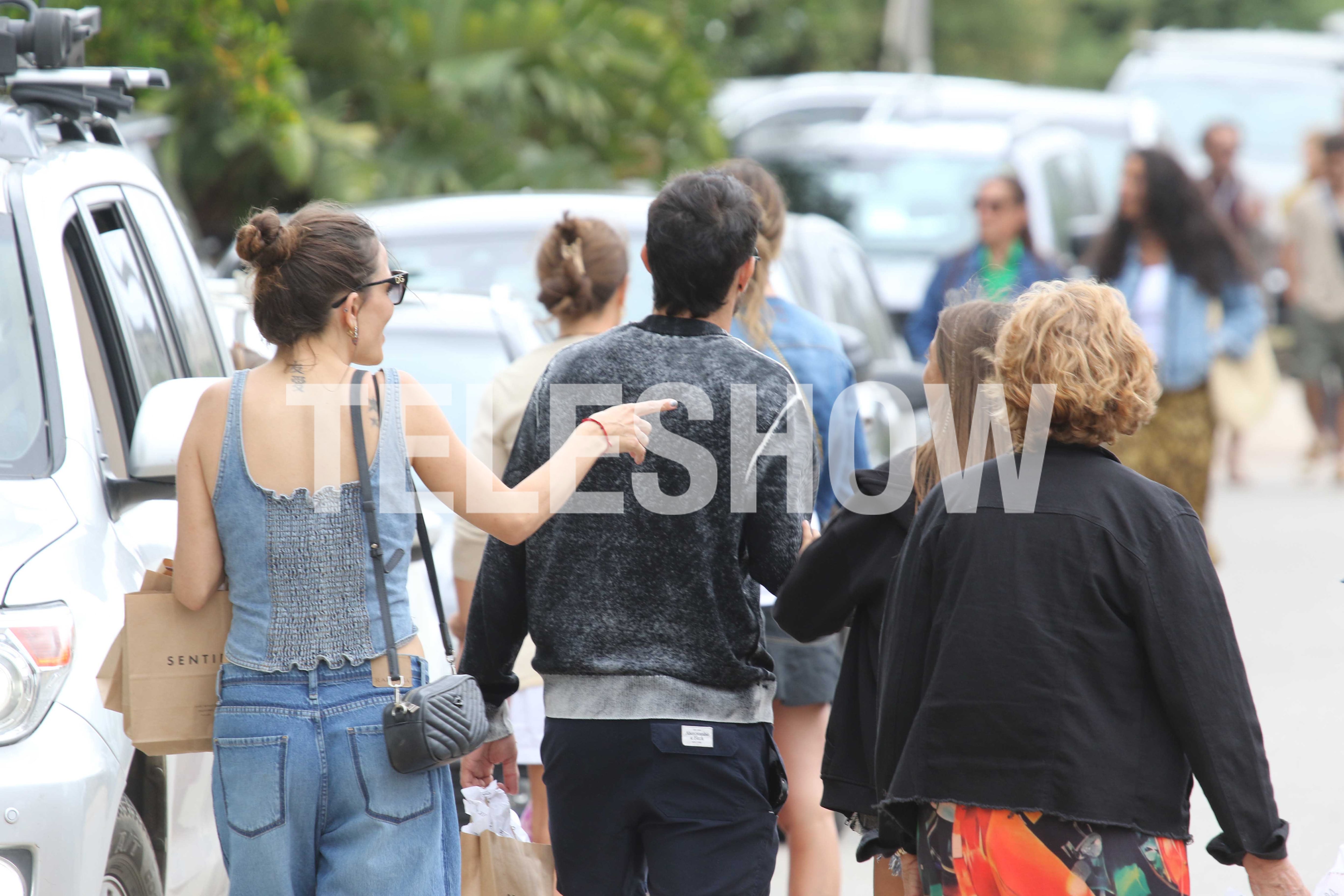 La pareja se mostró relajada y unida en caminatas por la zona costera durante el verano esteño