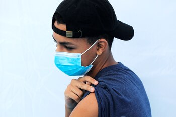 Un estudiante adolescente se arremanga