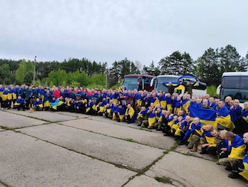 Prisioneros de guerra ucranianos tras