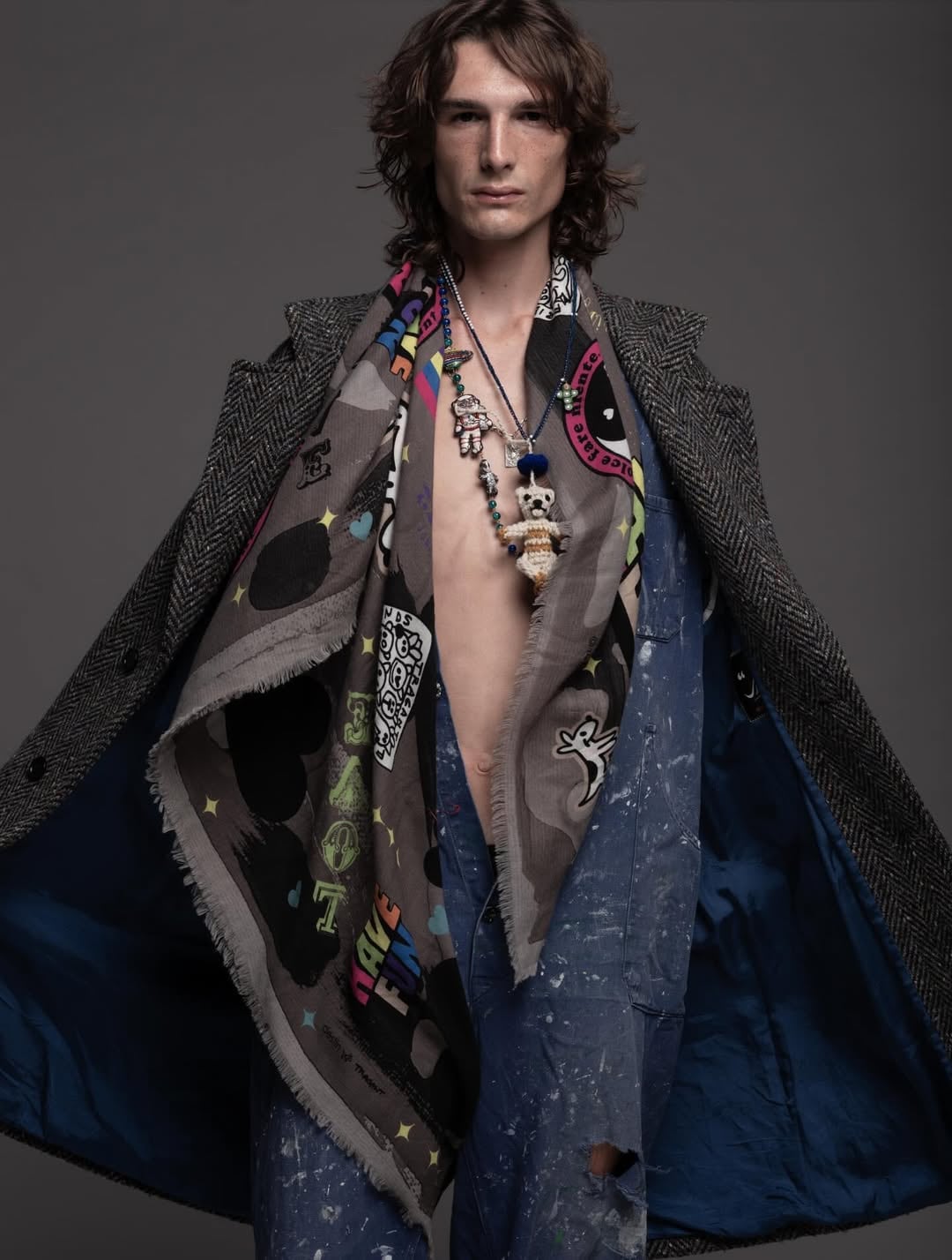 La producción de moda muestra a Ángelo Mutti Spinetta con prendas rocker y una presencia que evoca al legendario Flaco (Crédito: Instagram/gabriel_rocca)