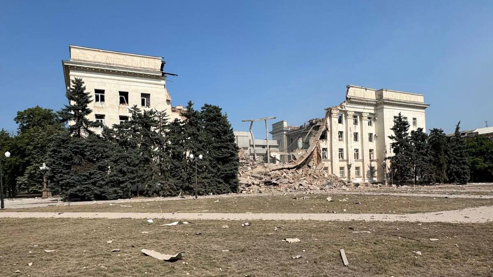 Investigaciones señalan que el edificio fue alcanzado por cuatro bombas