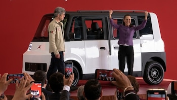 Así es ‘Olinia’, el primer auto eléctrico mexicano que manejó Claudia Sheinbaum