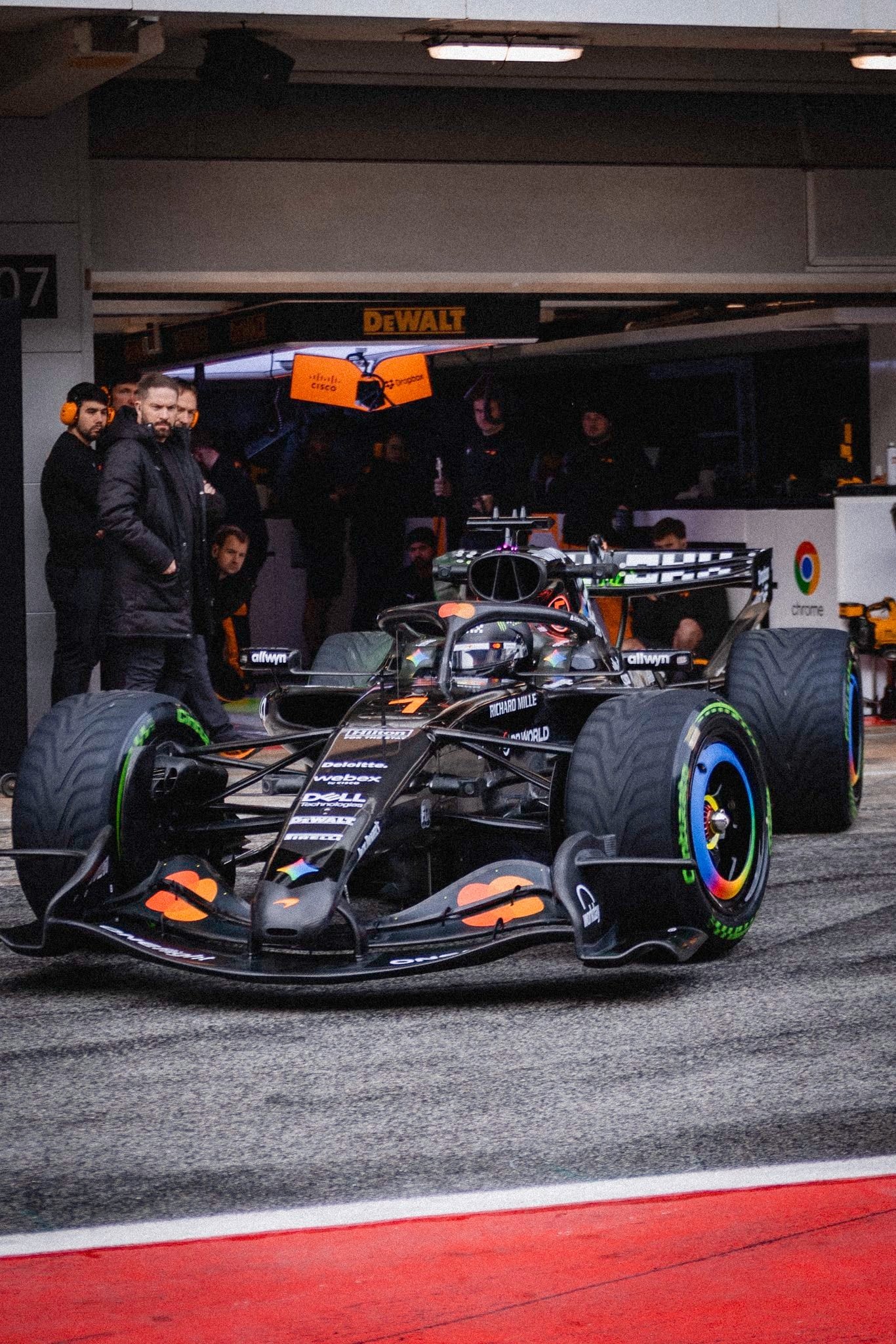 McLaren salió a pista por primera vez este miércoles con un diseño completamente negro: la decoración oficial se presentará la próxima semana
