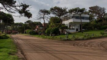 Conocida como "el hongo", "la casa de los supersónicos", "la casa televisor", "la mini Biblioteca Nacional", "el tanque de agua de la casa de al lado", "el plato volador", esta casa fue diseñada en los 80 (Diego Medina)