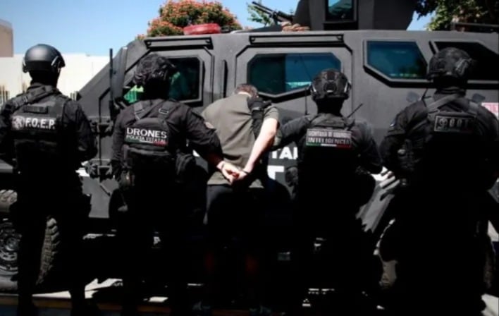 Miguel Casillas, alias “Compa Mike”, fue detenido en Zapopan por contar con una orden de aprehensión en California. (X @entreveredas)
