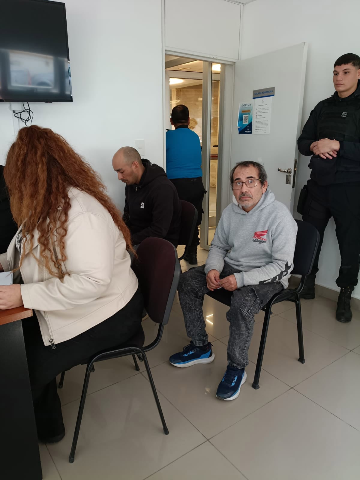 Muñoz Jofré tras ser detenido hace pocos días por un intento de robo en una joyería de Puerto Madryn. A su lado, su cómplice: Leonardo López