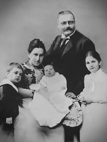 Alois Alzheimer con sus tres