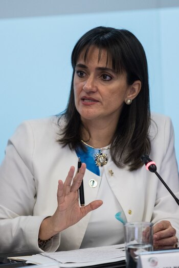 La ministra se defendió de