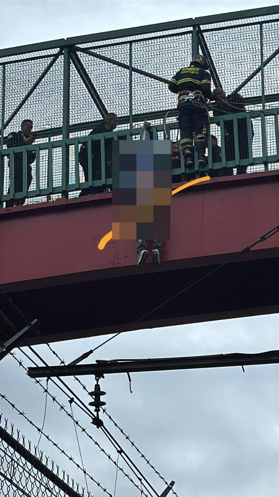 El hombre fue puesto a salvo por distintos servicios de emergencia de la Ciudad de México, pero se apuñaló. Foto: X/@IroniaLD.