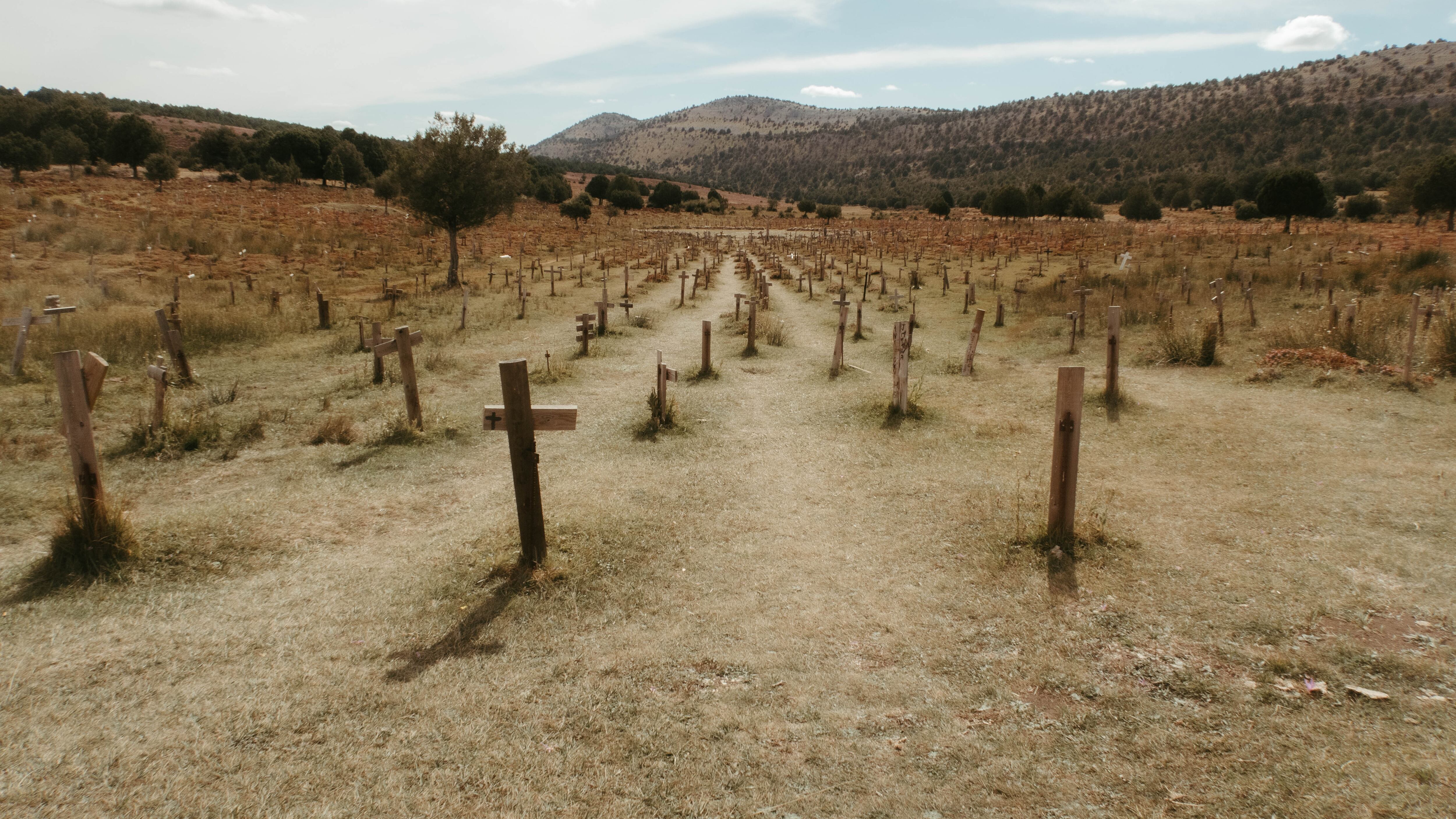 El cementerio de Burgos que no tiene muertos: 5.000 cruces en las que se rodaron una de las películas más famosas de la historia del cine