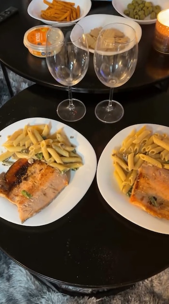 Sícaro cocinó trucha con limón y pastas con hongos antes de la llegada de Poggio desde su función de teatro