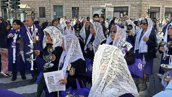 Procesión del Señor de los Milagros llegó a el Vaticano y fue saludada por el papa León XIV