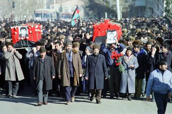 Azerbaiyanos riden homenaje a sus