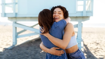 Esto es lo que tiene que durar un abrazo para tener un efecto real en el bienestar emocional, según una neuropsicóloga