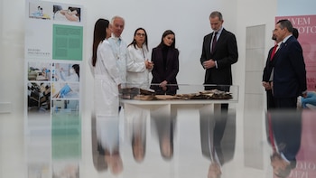 VÍDEO: Reyes muestran su cercanía