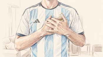 Ilustración del torso de una persona con camiseta a rayas celestes y blancas, logo Adidas, tres estrellas doradas, y manos entrelazadas sobre el pecho.