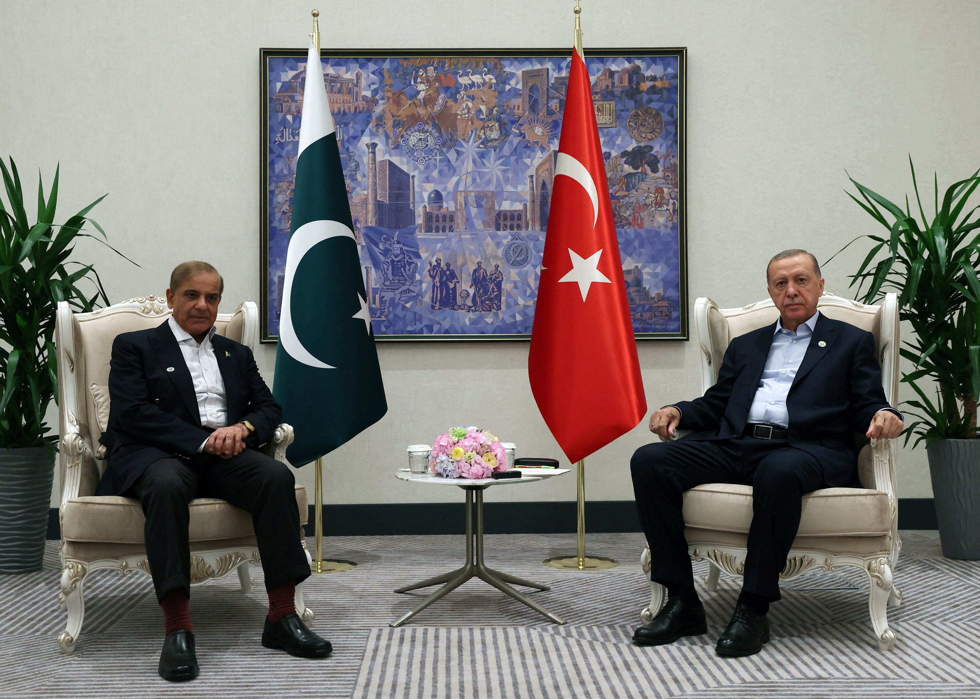Imagen de archivo del primer ministro pakistaní Shehbaz Sharif junto al presidente turco Recep Tayyip Erdogan en una cumbre en Uzbekistán en septiembre de 2022 (REUTERS)