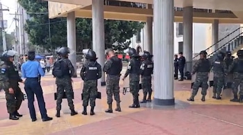 Los bajos del hemiciclo legislativo se encuentran completamente militarizados para evitar fuertes disturbios. (FOTO: TV Azteca Honduras)
