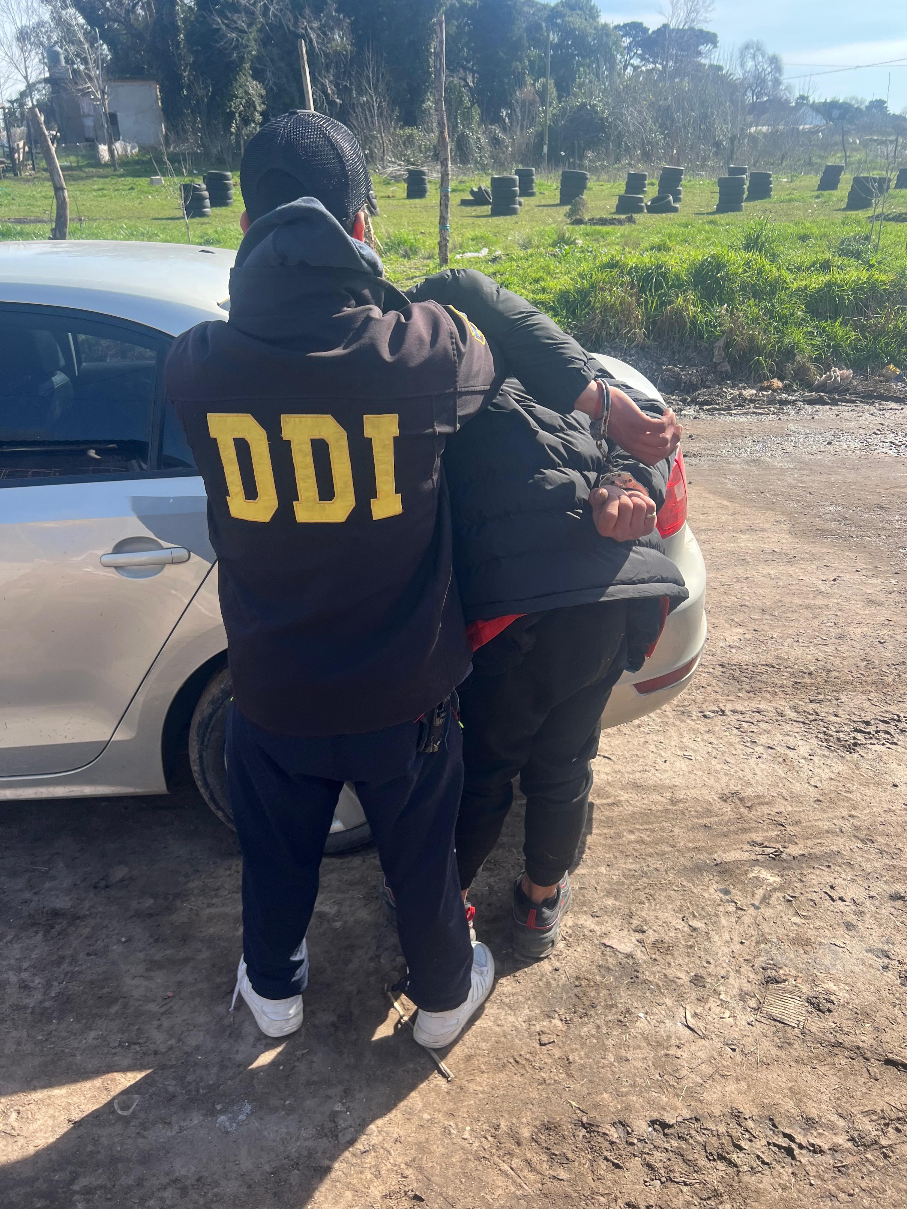 Lo estaban buscando por un homicidio y lo atraparon entrando a un almacén