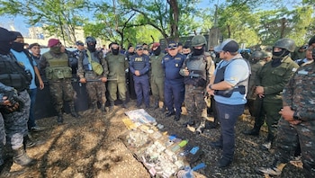 Durante el despliegue, las fuerzas combinadas localizaron routers, paneles solares para carga de celulares y un centenar de paquetes de droga (Cortesía Ejército GT).