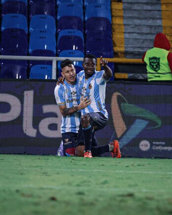 Adrián Parra celebrando su anotación
