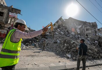 Obreros y máquinas egipcias trabajan