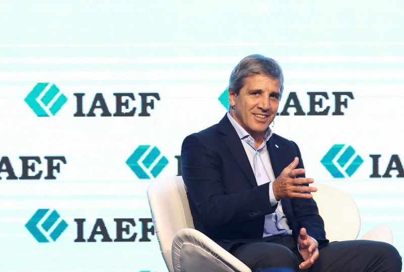 Caputo, en una exposición ante ejecutivos de finanzas. Su Ministerio es reconocido como el más receptivo a los planteos empresarios
REUTERS/Agustin Marcarian