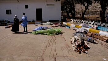 Cuerpos apilados en la calle